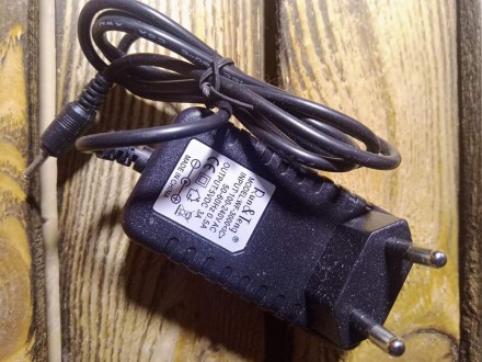 Імпульсний адаптер живлення 5 V 3 А штекер 2.5/0,7 мм, довжина 1 м. Блок живлення