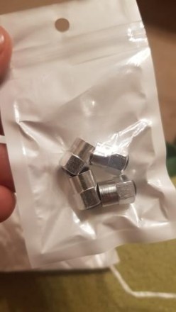 Захисні ковпачки на ніпелях, металеві Nissan Leaf (на колеса)