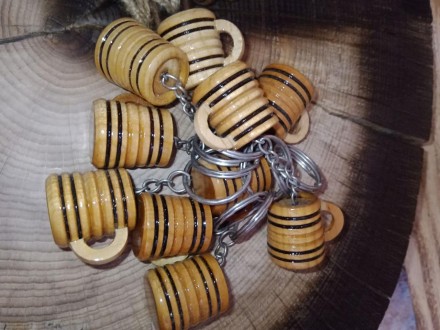 Брелок футбольний м'яч, кухоль пива. Ручна робота.  Натуральне дерево. Лак.