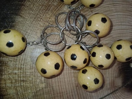 Брелок футбольний м'яч, кухоль пива. Ручна робота.  Натуральне дерево. Лак.