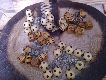 Брелок футбольний м'яч, кухоль пива. Ручна робота.  Натуральне дерево. Лак.