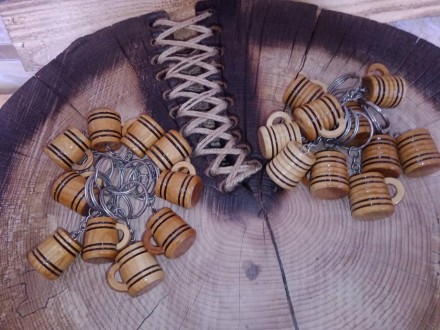 Брелок футбольний м'яч, кухоль пива. Ручна робота.  Натуральне дерево. Лак.