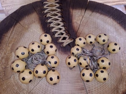 Брелок футбольний м'яч, кухоль пива. Ручна робота.  Натуральне дерево. Лак.