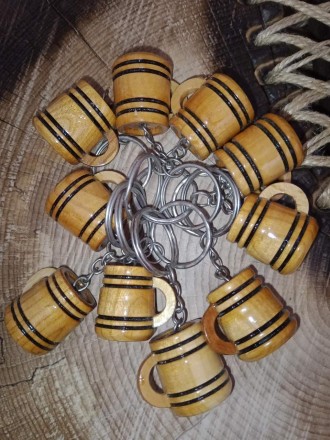 Брелок футбольний м'яч, кухоль пива. Ручна робота.  Натуральне дерево. Лак.