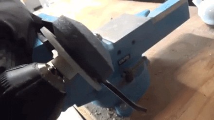 Універсальна стругачка для газонокосарки та іншого інструменту зі зносостійкою шліфувальною головкою та шліфував