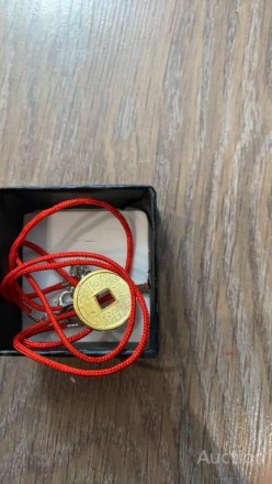 Браслети на карабінах червоні 3шт з монетою медальйоном на удачу. Оберіг