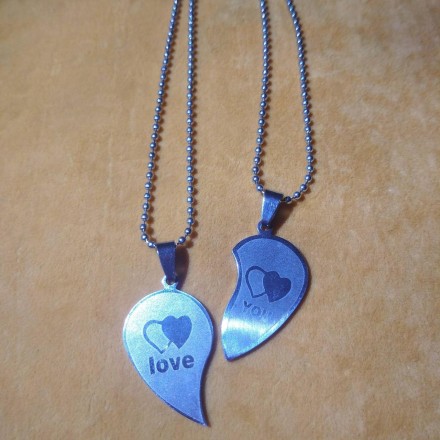 Парные кулоны сердце для влюбленных. Гравировка "I Love you". Цвет серебро и титан.