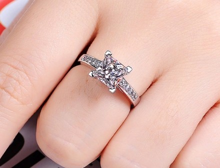 Кільце з кубічним цирконієм. Срібло 925,. Клеймо.  Чудовий блиск і перелив фіанітів класу ААА CZ!