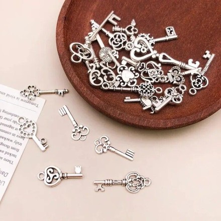 Підвіски для ключів, браслетів, намиста, ремісничий металевий кулон "Ключі". Набір 50 грамів