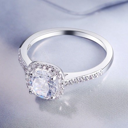 Кільце з кубічним цирконієм. Чудовий блиск і перелив фіаніту класу ААА CZ!