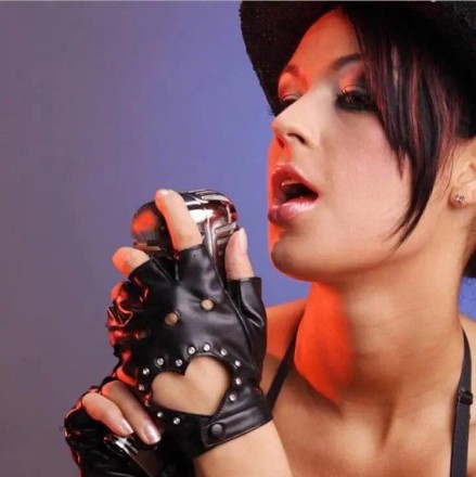 Класичний ретро динамічний вокальний мікрофон, вінтажний стиль. Ретро золото