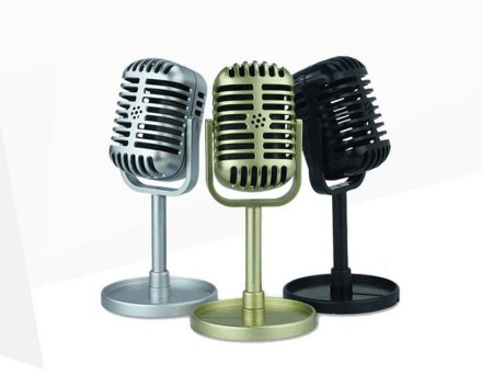 Класичний ретро динамічний вокальний мікрофон, вінтажний стиль. Ретро золото