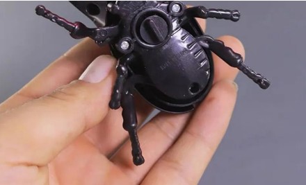 Заводний жук — скрапий, креативний шудійник, анімована модель комах