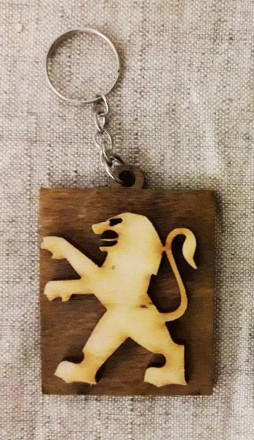 Дерев'яний автомобільний брелок. Лазерне різання. Міцне кільце з неіржавкої сталі